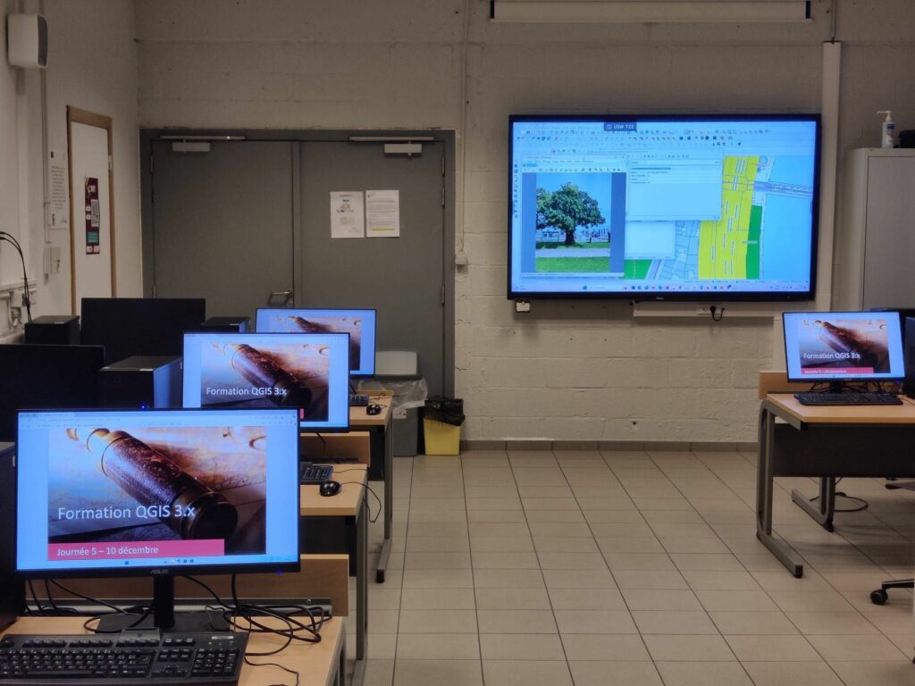 Formation QGIS SIGEFOR - Participants en salle avec support de cours affiché sur écrans